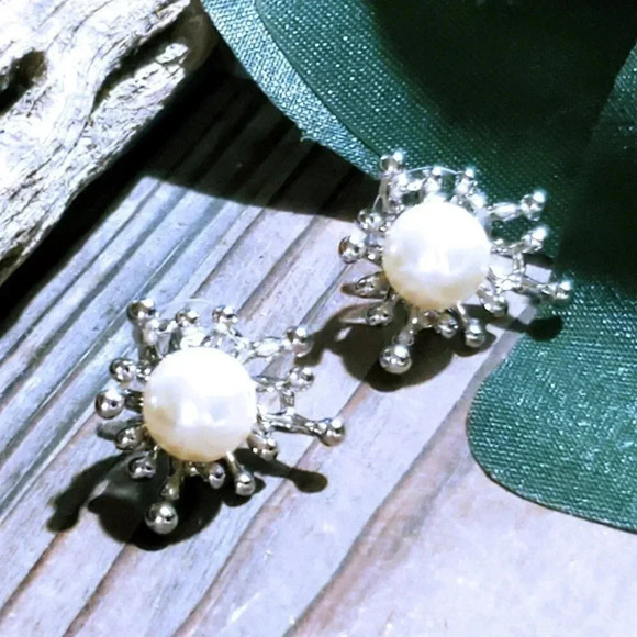 Abstract Art Silver Off White Starburst Glass Pearl Platinum Plate Stud Earrings - Picture 5 of 8